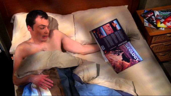 Sheldon Cooper con un libro de Geología
